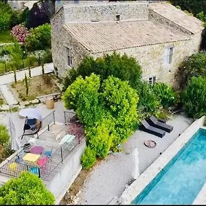 L Ostau De La Treille Maison d'hôtes